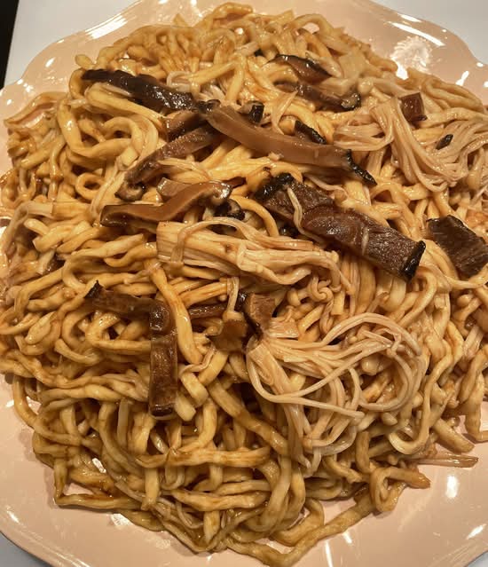 Braised E-Fu Noodles with Mixed Mushroom 雙菇炆伊麵